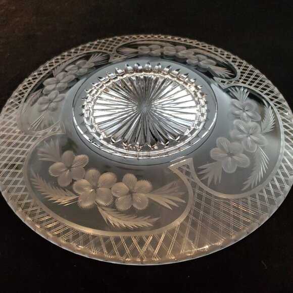 Beautiful Vintage Etched Glass Plate Floral with Starburst Bottom 10" Diameter - Picture 3 of 5